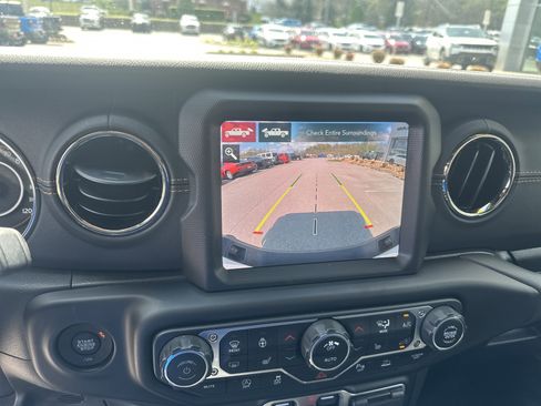 Used 2023 Jeep Gladiator Overland AWD/4WD image 36
