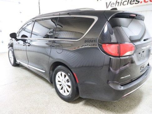 Used 2019 Chrysler Pacifica Touring-L image 3