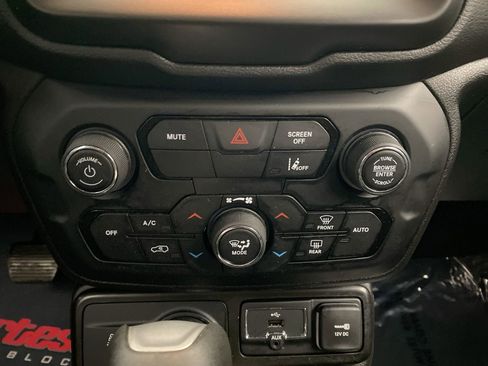 Used 2022 Jeep Renegade Latitude AWD/4WD image 22
