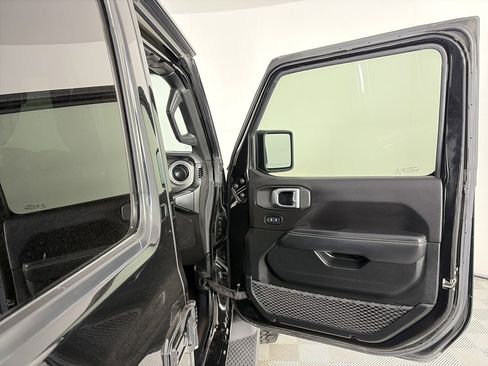 Used 2020 Jeep Wrangler Unlimited Sahara image 31