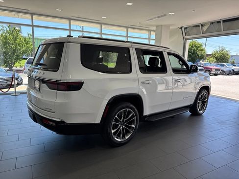 Used 2024 Jeep Wagoneer Series II w/ Convenience Group I AWD/4WD image 8