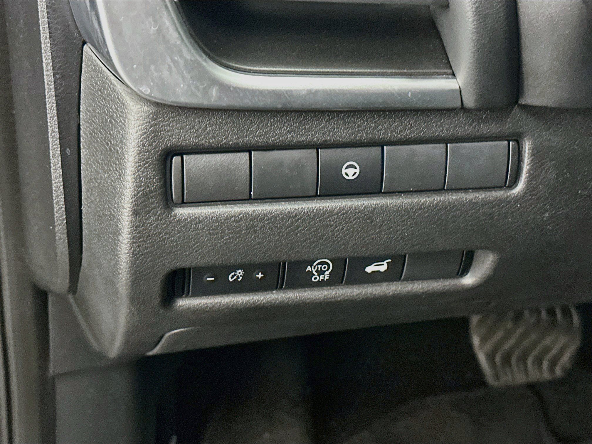 Used 2025 Nissan Rogue SV AWD/4WD image 17