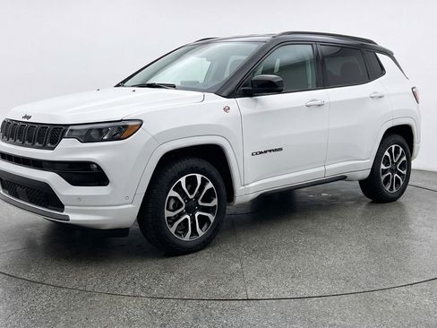 Used 2025 Jeep Compass Trailhawk AWD/4WD image 3