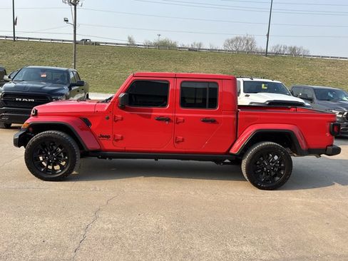 Used 2025 Jeep Gladiator Sport AWD/4WD image 7