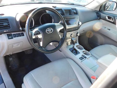 Used 2012 Toyota Highlander SE w/ Tow Pkg image 34