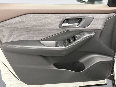 Used 2023 Nissan Rogue SV image 9