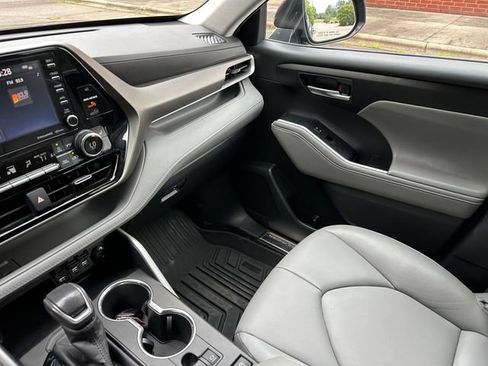 Used 2020 Toyota Highlander XLE FWD image 30
