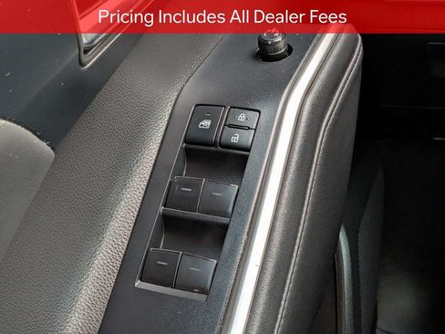 Used 2022 Toyota Highlander XLE FWD image 27