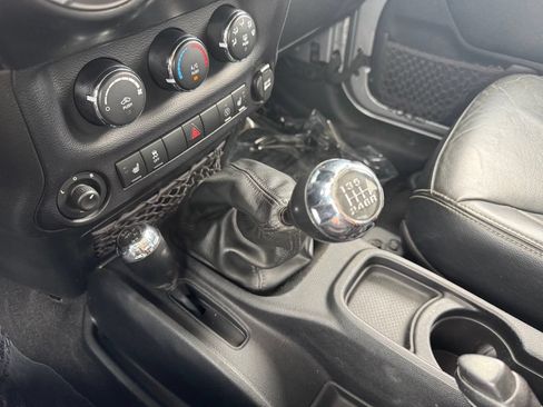 Used 2015 Jeep Wrangler Unlimited Rubicon AWD/4WD image 10