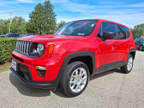 Used 2023 Jeep Renegade Latitude image 3