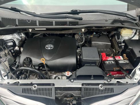 Used 2017 Toyota Sienna XLE w/ XLE Navigation Package FWD image 11