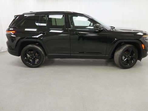 Certified 2023 Jeep Grand Cherokee Altitude image 9