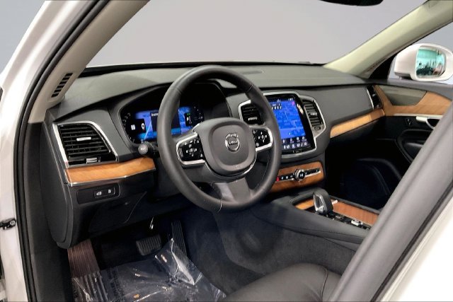 Certified 2024 Volvo XC90 T8 Plus w/ Protection Package Premier AWD/4WD image 17