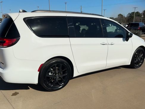Used 2025 Chrysler Pacifica Limited image 9