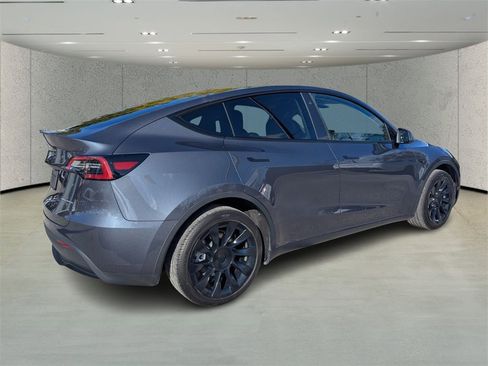 Used 2023 Tesla Model Y Long Range image 3