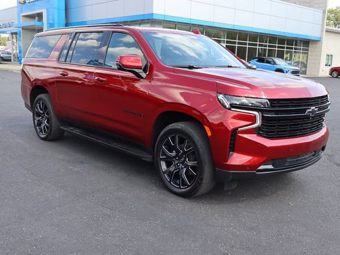 Used 2024 Chevrolet Suburban RST w/ Luxury Package image 2