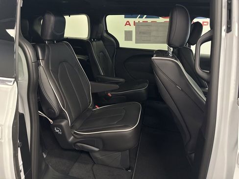 New 2026 Chrysler Pacifica Limited w/ Uconnect Theater Family Group image 33