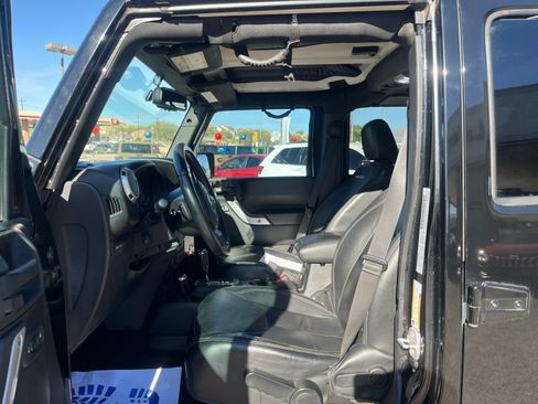 Used 2015 Jeep Wrangler Unlimited Rubicon w/ Connectivity Group image 14