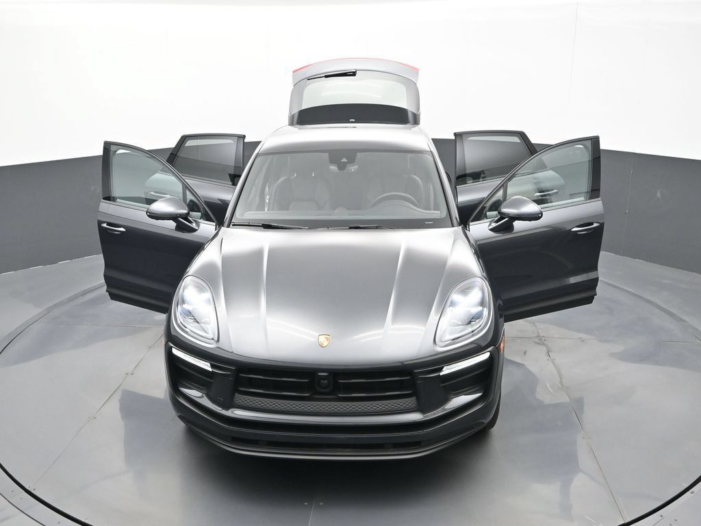 Certified 2025 Porsche Macan AWD/4WD image 31