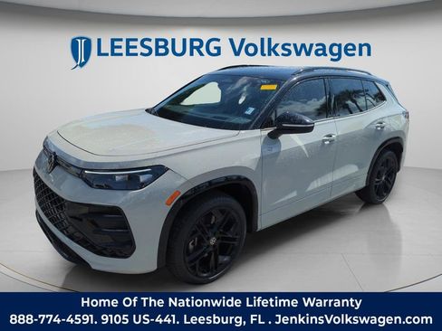 Certified 2025 Volkswagen Tiguan SE R-Line image 14