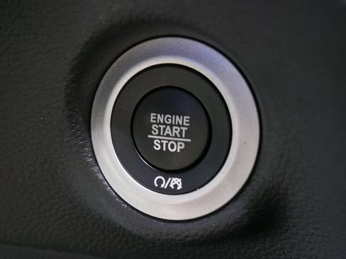 Used 2025 Chrysler Pacifica Limited FWD image 29