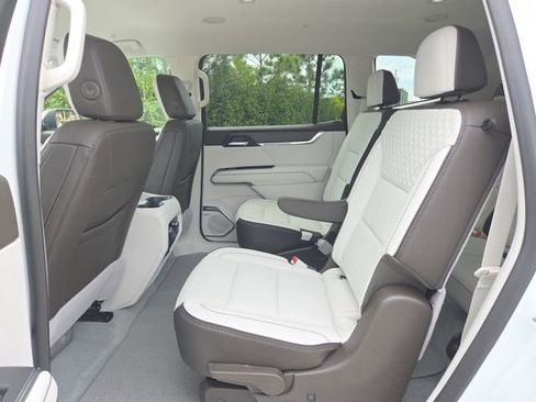 New 2026 GMC Acadia Denali w/ Super Cruise Package FWD image 9
