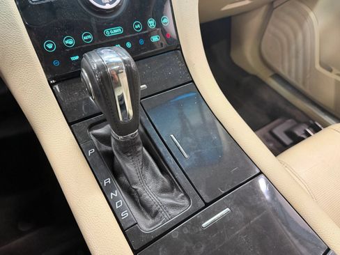 Used 2015 Ford Taurus Limited w/ Equipment Group 301A FWD image 31