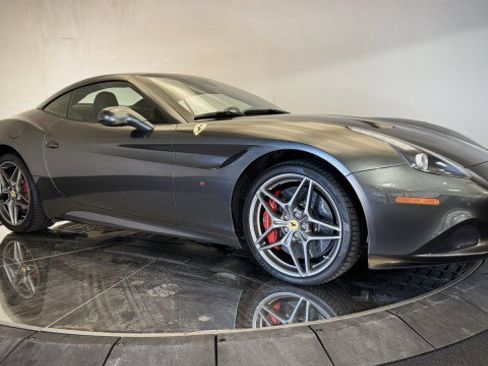 Used 2017 Ferrari California T image 22