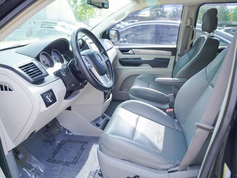 Used 2013 Volkswagen Routan SE FWD image 4