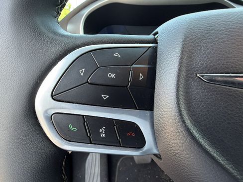 Used 2025 Chrysler Pacifica Select FWD image 27