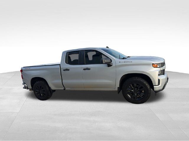 Used 2020 Chevrolet Silverado 1500 Custom w/ Custom Value Package AWD/4WD image 3