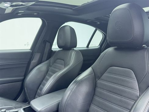 Used 2022 Alfa Romeo Giulia Veloce image 38