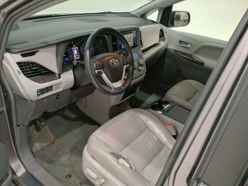 Used 2016 Toyota Sienna L image 10