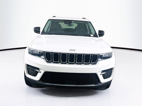 Used 2023 Jeep Grand Cherokee Laredo w/ Luxury Tech Group I RWD image 2