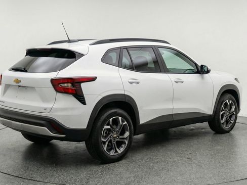 Used 2025 Chevrolet Trax LT w/ LT Convenience Package image 9