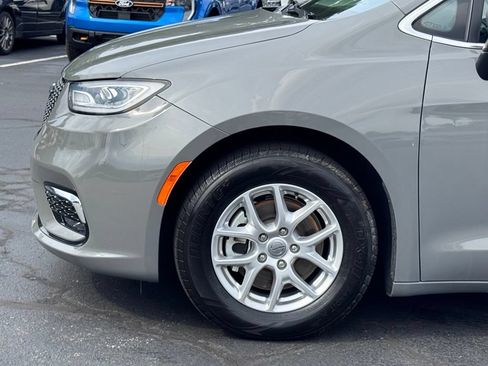 Used 2023 Chrysler Pacifica Touring-L FWD image 37
