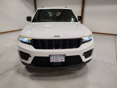 Used 2024 Jeep Grand Cherokee Altitude image 3