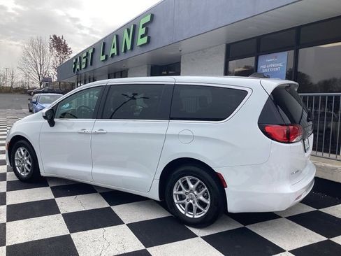 Used 2022 Chrysler Voyager LX image 5