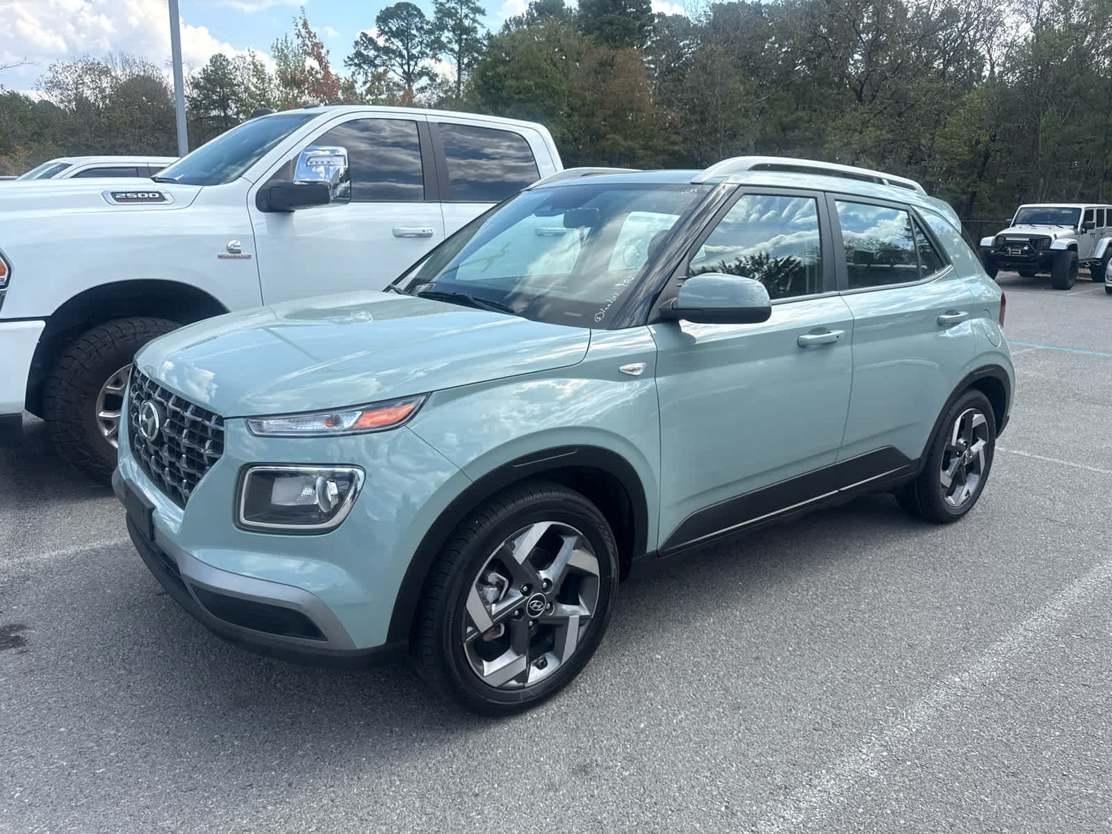 Used 2025 Hyundai Venue SEL FWD image 1