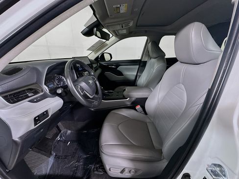 Certified 2024 Toyota Highlander XLE image 12