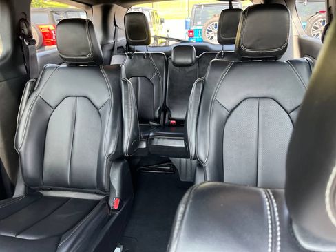 Used 2024 Chrysler Pacifica Limited FWD image 13