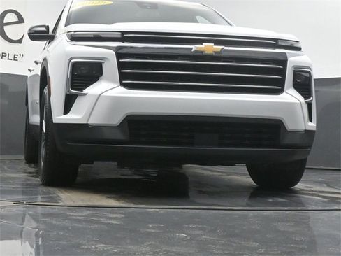 Used 2025 Chevrolet Traverse LT image 3