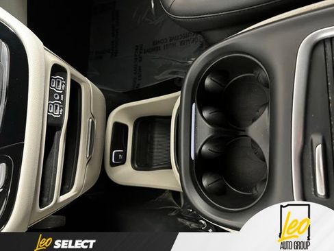 Used 2023 Chrysler Pacifica Touring-L FWD image 16