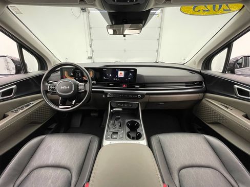 Used 2025 Kia Carnival FWD image 3