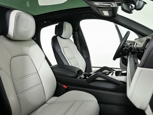 New 2025 Porsche Cayenne Coupe image 23