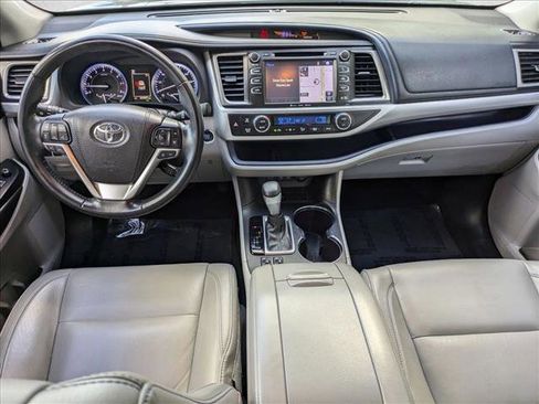 Used 2018 Toyota Highlander XLE image 17