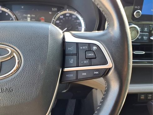 Used 2023 Toyota Highlander LE FWD image 25