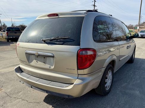 Used 2006 Chrysler Town & Country Touring image 9