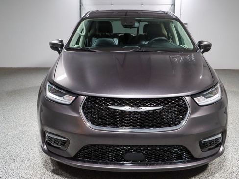 Used 2023 Chrysler Pacifica Touring-L FWD image 4