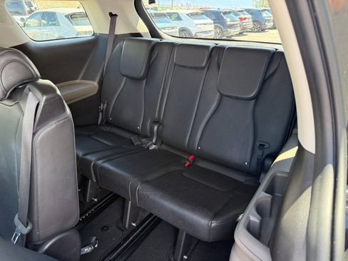 Used 2025 Kia Carnival FWD image 5